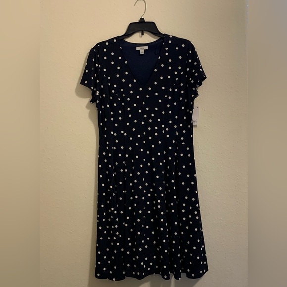 croft & barrow Dresses & Skirts - Croft & barrow size large v-neck navy blue polka dotted short sleeve dress